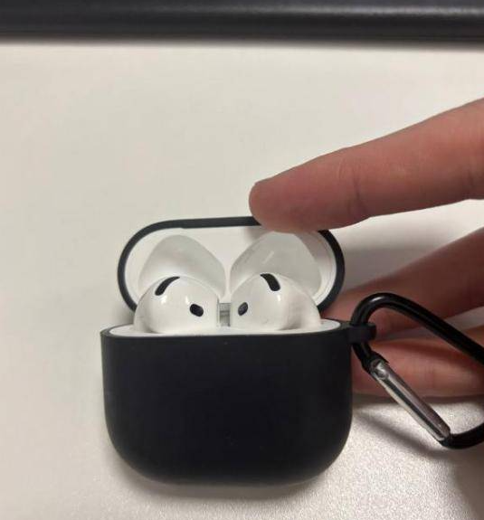 Продаю навушники Apple AirPods 4 в хорошому стані — 4500 грн