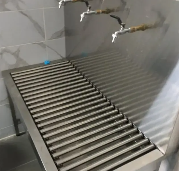 Прилавок для разлива питьевой воды в бутыли из нержавейки