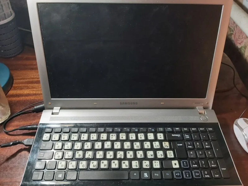 Ноутбук Samsung RV-520, 4 ядра Core-I5 по 2,3Ghz, SSD-128, 4-ОЗУ