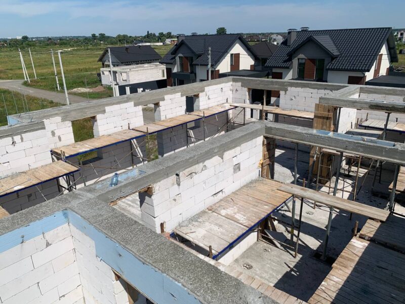 Будівництво будинків - від фундамента до даху