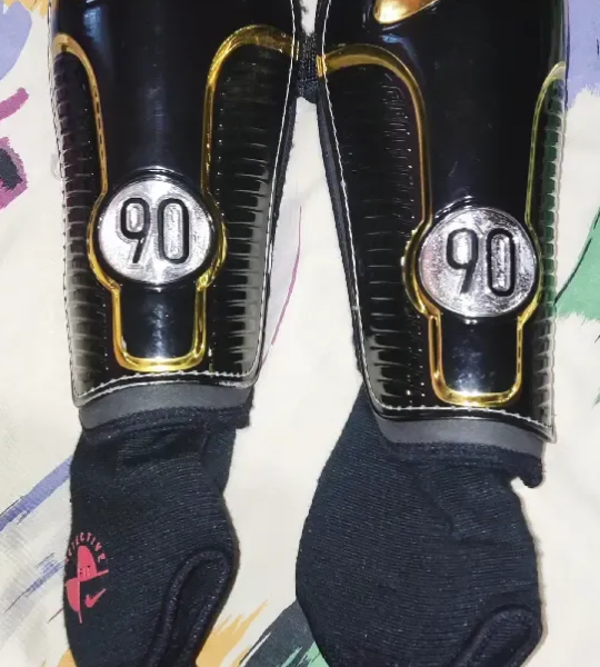 Футбольные щитки Nike90
