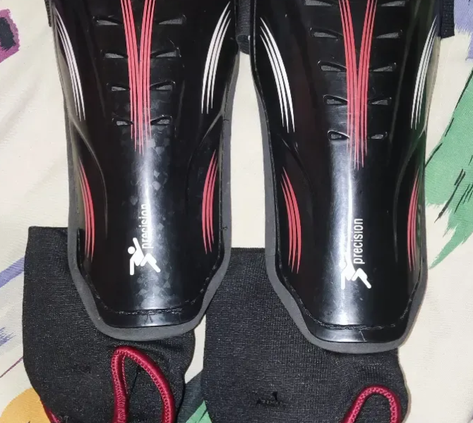 Футбольные щитки Precision