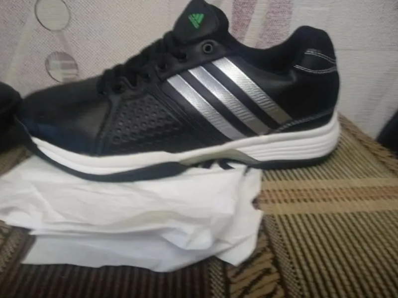 Кроссовки Адидас новие размери 40 и 43