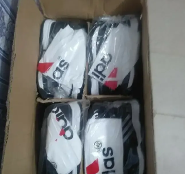 Кроссовки Адидас новие размери 40 и 43