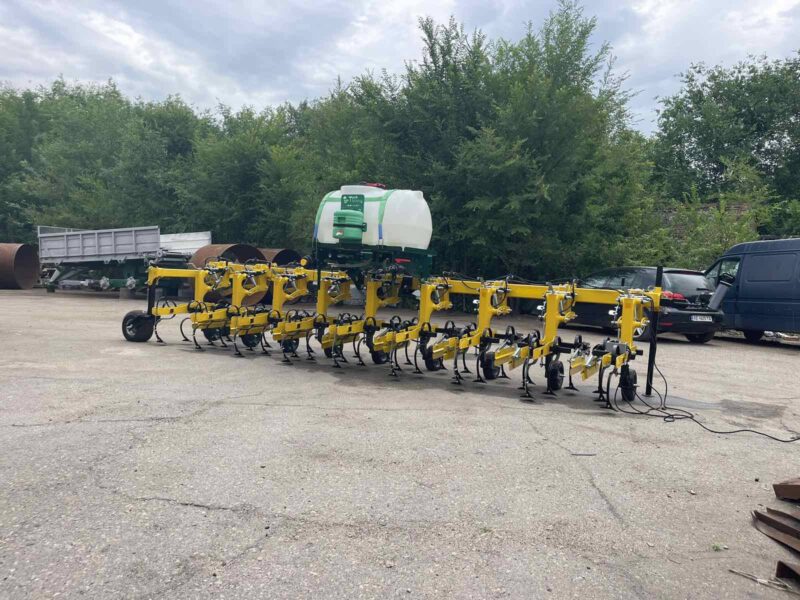 Прополочний культиватор КРН 5.6м з бочкою для рідких добрив