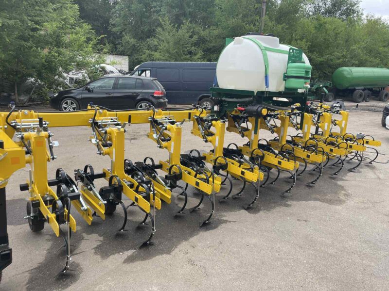 Прополочний культиватор КРН 5.6м з бочкою для рідких добрив
