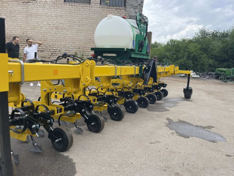 Прополочний культиватор КРН 5.6м з бочкою для рідких добрив