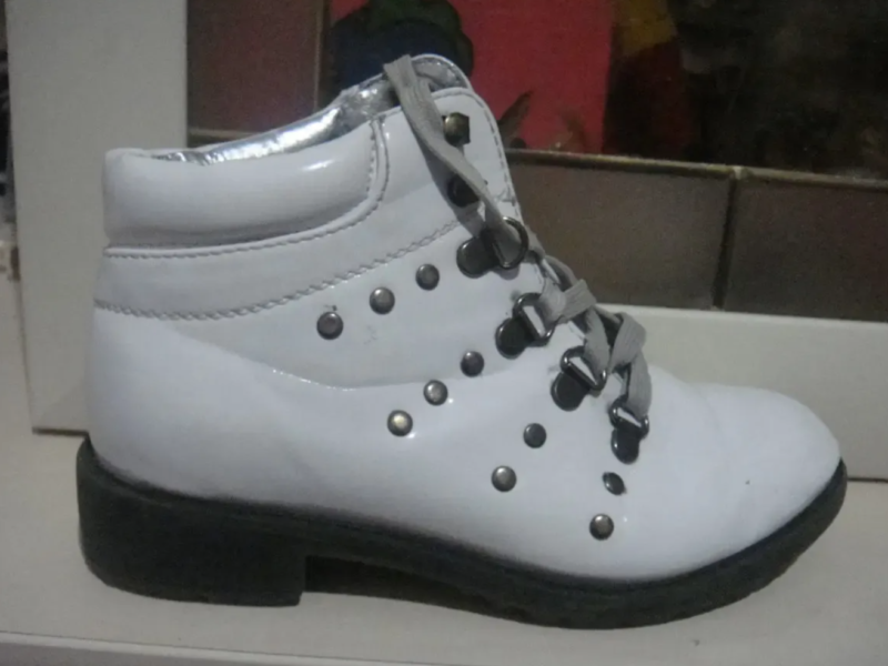 Детские ботинки белые лаковые демисезон. 31р