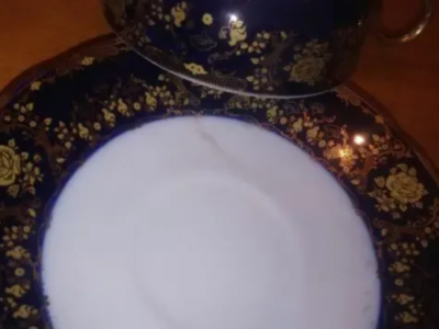 Красивая чайная чашка с блюдцем с золотыми узорами и ручкой.новая