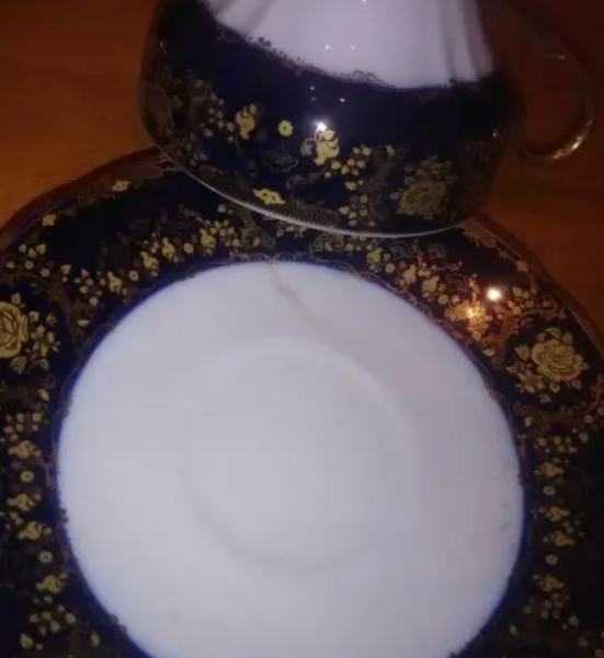 Красивая чайная чашка с блюдцем с золотыми узорами и ручкой.новая