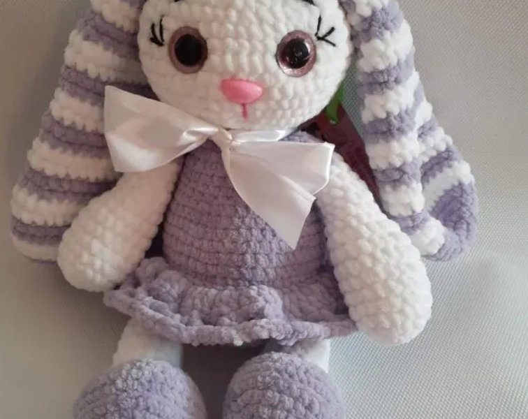 М'яка іграшка амігурумі Зайчик зі смугастими вушками.