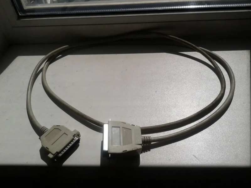 Кабель VGA між монітором та комп'ютером