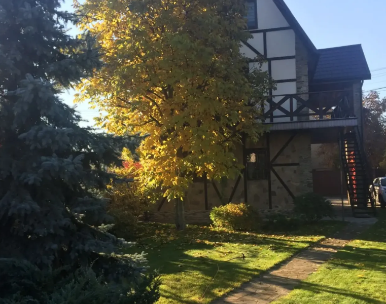 Дом - Обуховский р-н, Киевська обл. Голубое озеро.