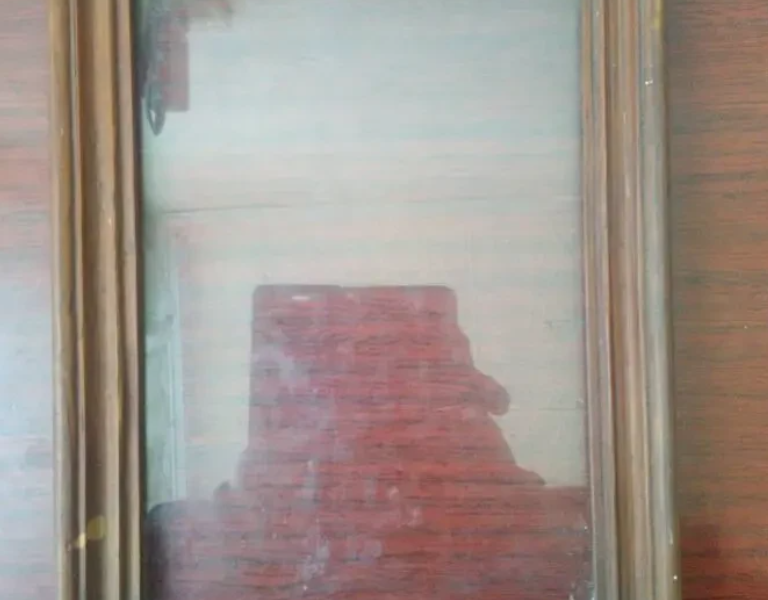 Рамка со стеклом для картин или фотографий.