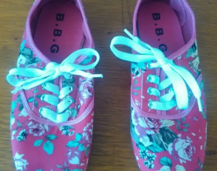 Новые женские кеды-3 dvd диска с записями фильмов в подарок.