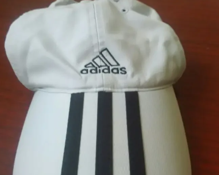 Кепка Adidas.