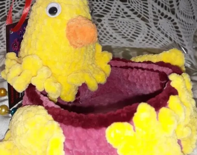 Плюшевая корзинка для орешков или конфет.