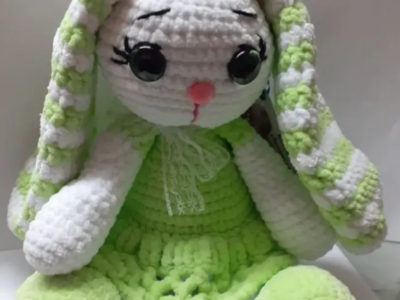 М'яка іграшка амігурумі Зайчик зі смугастими вушками.