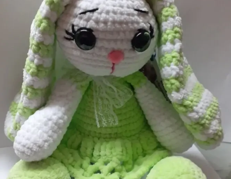 М'яка іграшка амігурумі Зайчик зі смугастими вушками.