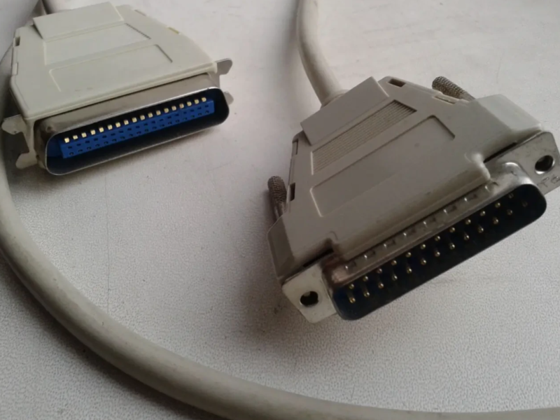 Кабель VGA між монітором та комп'ютером