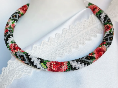 Прикраса із бісеру кольє-джгут Берегиня