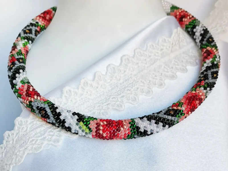 Прикраса із бісеру кольє-джгут Берегиня