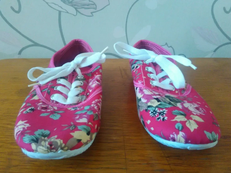 Новые женские кеды-3 dvd диска с записями фильмов в подарок.