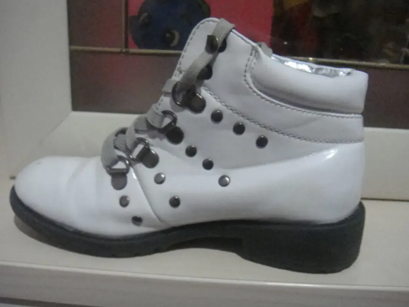 Детские ботинки белые лаковые демисезон. 31р