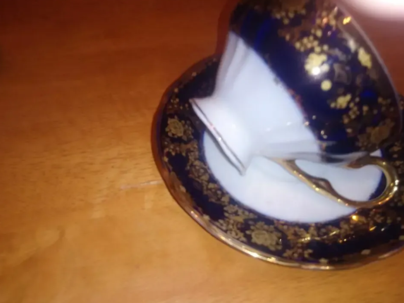 Красивая чайная чашка с блюдцем с золотыми узорами и ручкой.новая