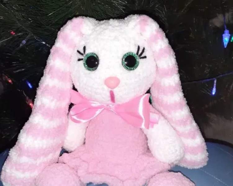 М'яка іграшка амігурумі Зайчик зі смугастими вушками.