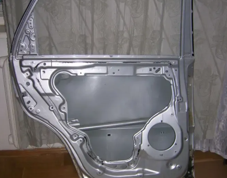 Дверь КИА-Спортейдж 2009года с накладками