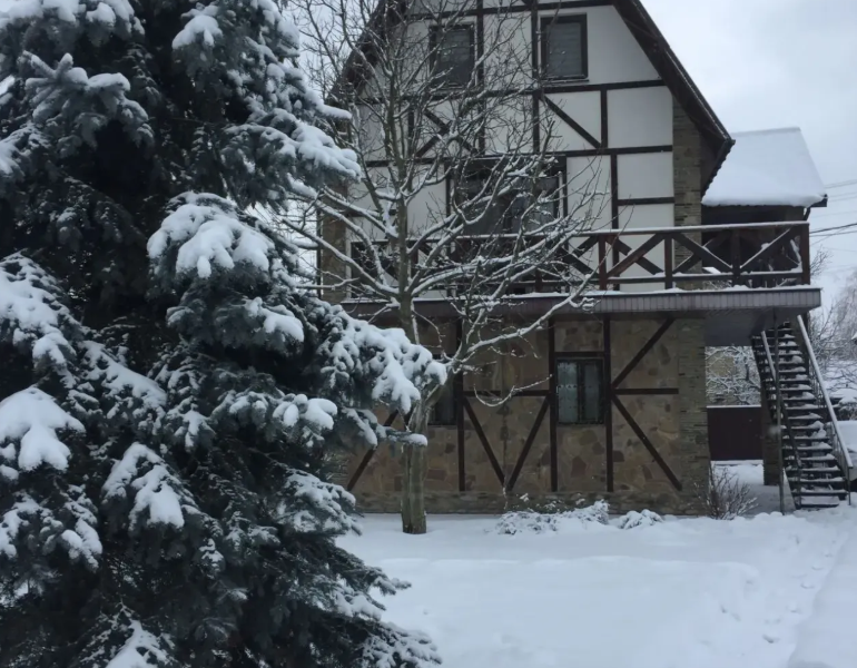 Дом - Обуховский р-н, Киевська обл. Голубое озеро.