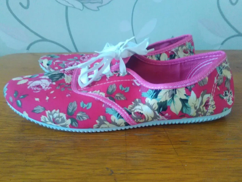 Новые женские кеды-3 dvd диска с записями фильмов в подарок.