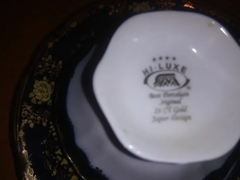 Красивая чайная чашка с блюдцем с золотыми узорами и ручкой.новая