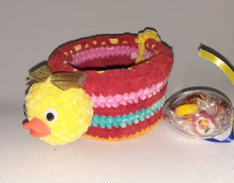 Плюшевая корзинка для орешков или конфет.