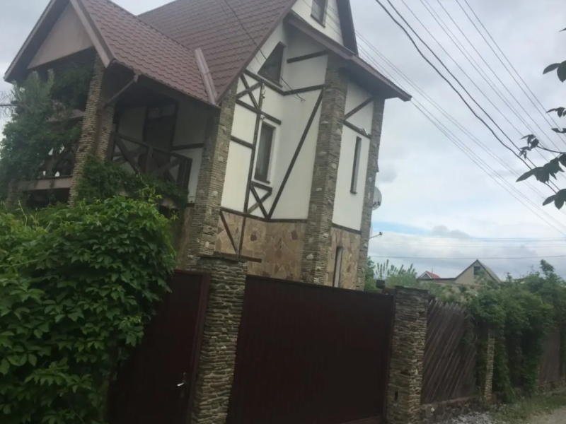 Дом - Обуховский р-н, Киевська обл. Голубое озеро.