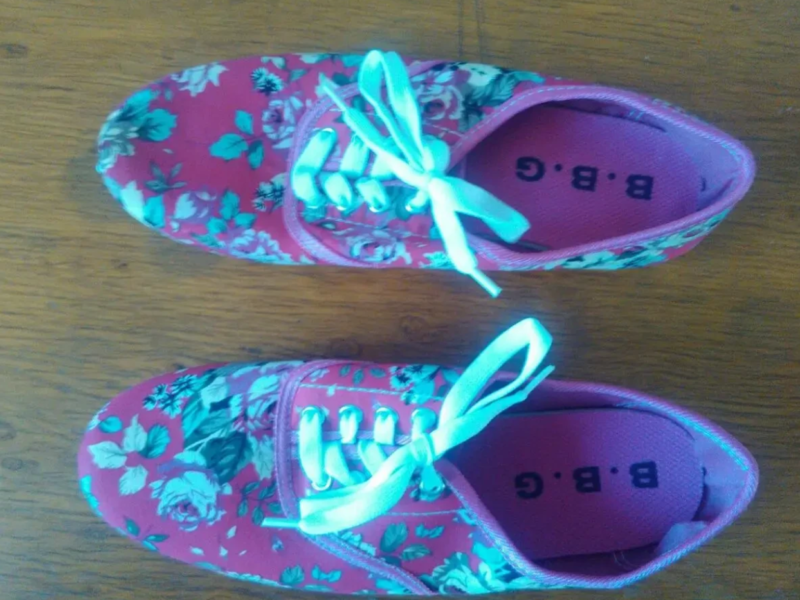 Новые женские кеды-3 dvd диска с записями фильмов в подарок.