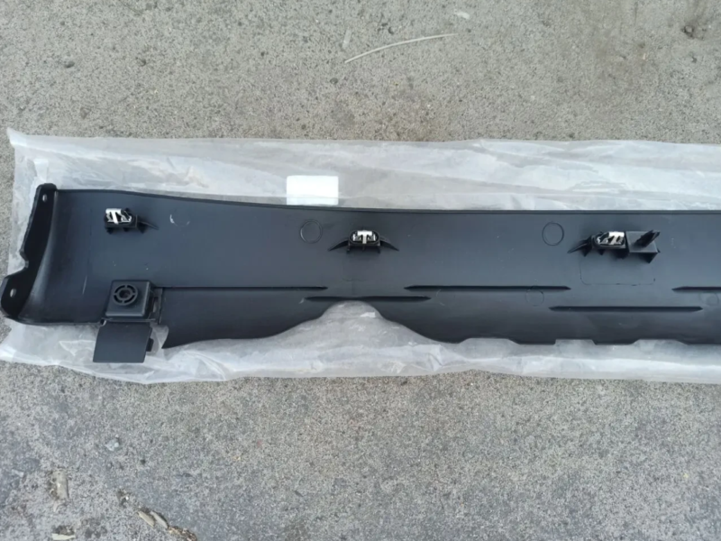 Накладка порога ліва та права LH / RH на Tesla Model 3