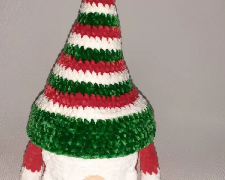 Плюшевая корзинка для орешков или конфет.