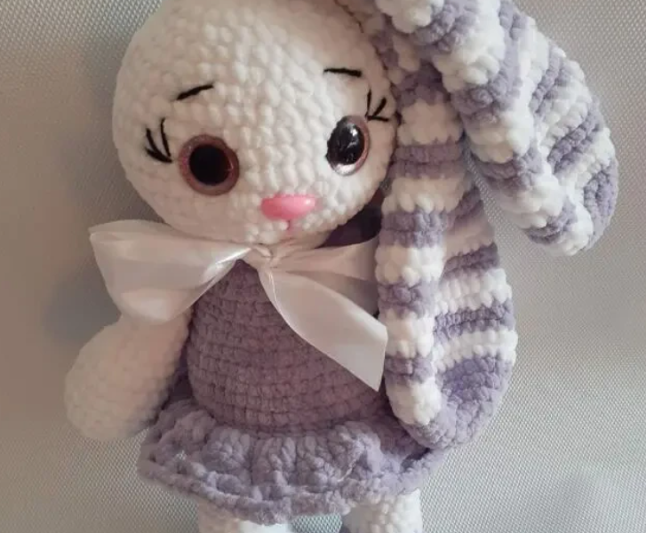 М'яка іграшка амігурумі Зайчик зі смугастими вушками.