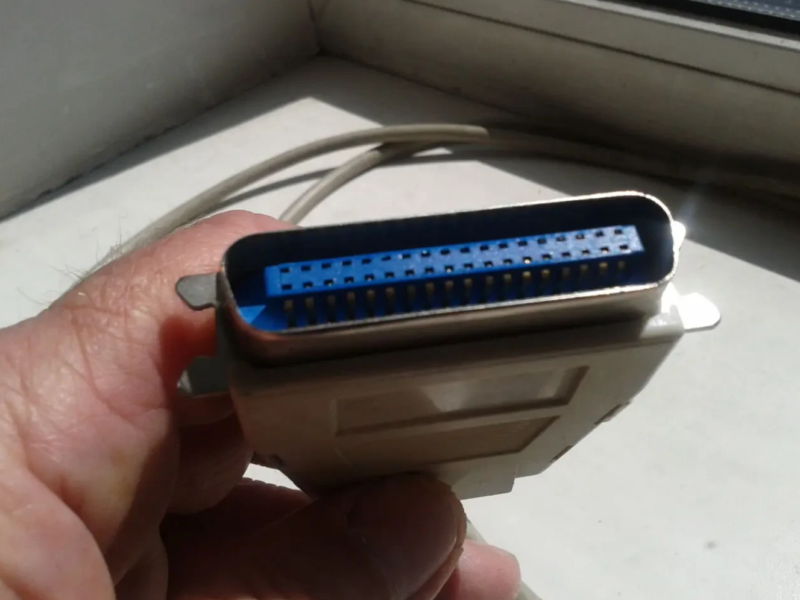 Кабель VGA між монітором та комп'ютером