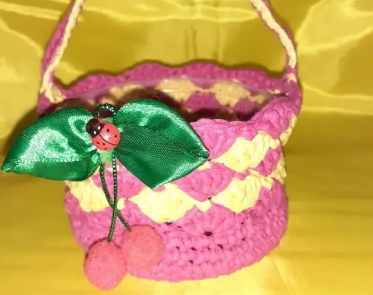 Плюшевая корзинка для орешков или конфет.