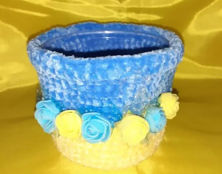 Плюшевая корзинка для орешков или конфет.