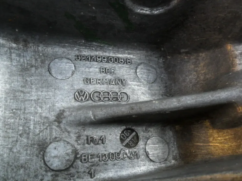 Кронштейн крепления двигателя Фолькс, Ауди, VAG 32119908B, оригинал